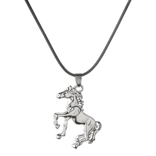 Collier pendentif cheval au galop métal argenté