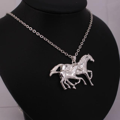 Collana lunga con ciondolo a forma di cavallo colorato per accessorio Collana lunga con ciondolo a forma di cavallo colorato per accessorio